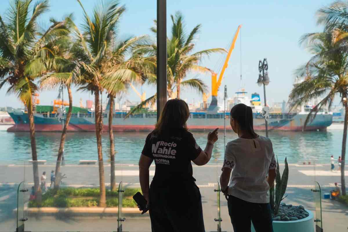 Claudia Sheinbaum acompañada de Rocío Nahle viendo un barco