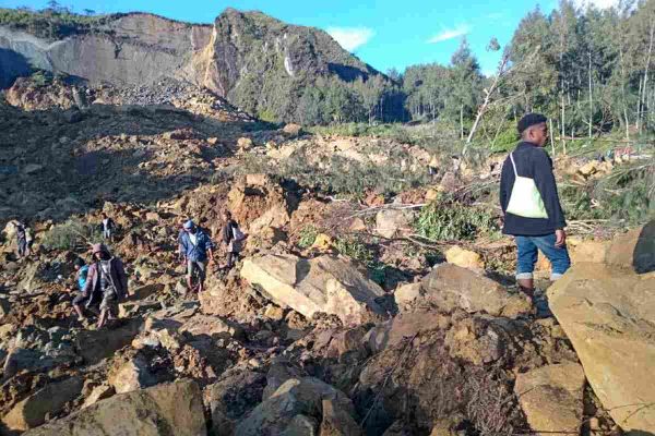 labores de rescate tras deslizamiento de tierra en papúa nueva guinea