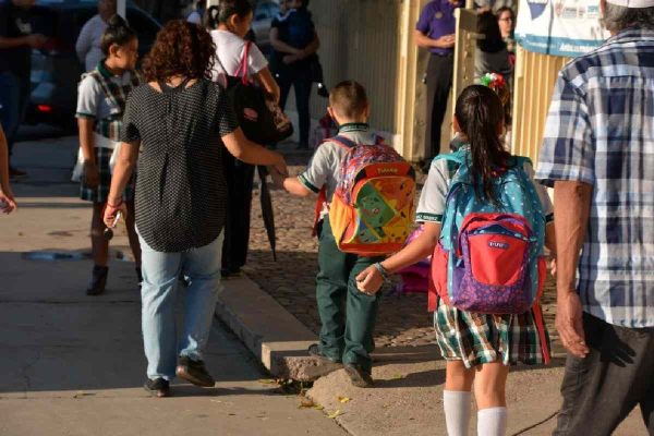 alumnos van a la escuela durante ola de calor en chihuahua