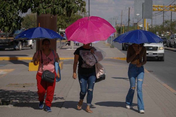 gente camina en las calles durante la ola de calor en méxico