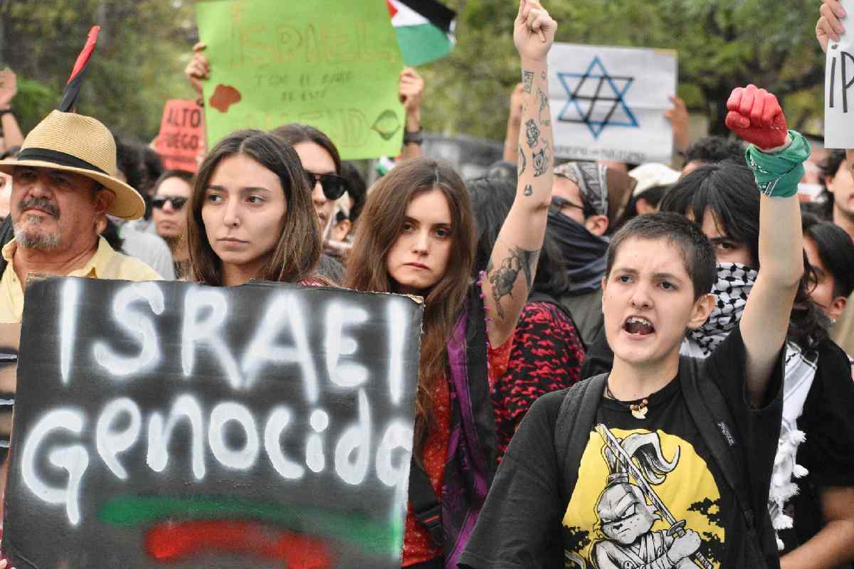 Momentos de protesta pacífica en la embajada de Israel
