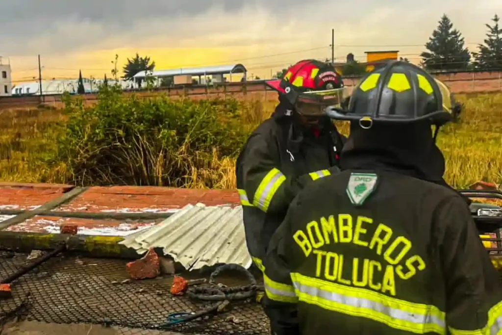 Mueren dos personas por un tornado en Toluca, Edomex; reportan caída de
