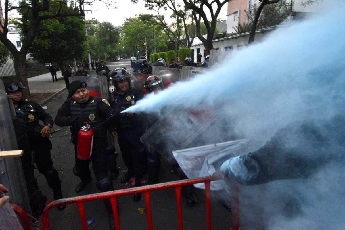 Policías rocían a manifestantes propalestina con un extintor para dispersarlos