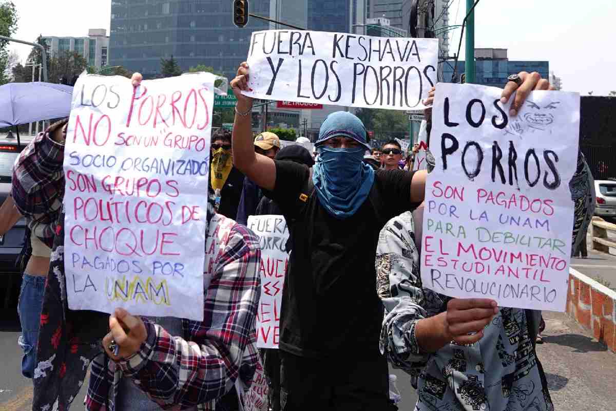 Protesta de alumnos de CCH Naucalpan en contra de los porros
