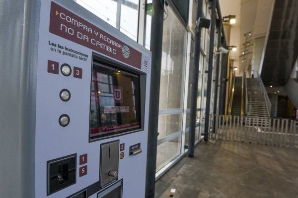 máquina de venta de tarjetas del tren interurbano