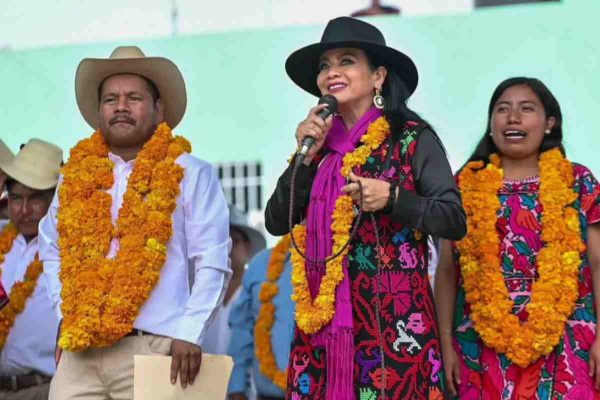 Albino Gómez con Otilia Hernández. Fuente: Redes Sociales alcaldesa de Chilpancingo