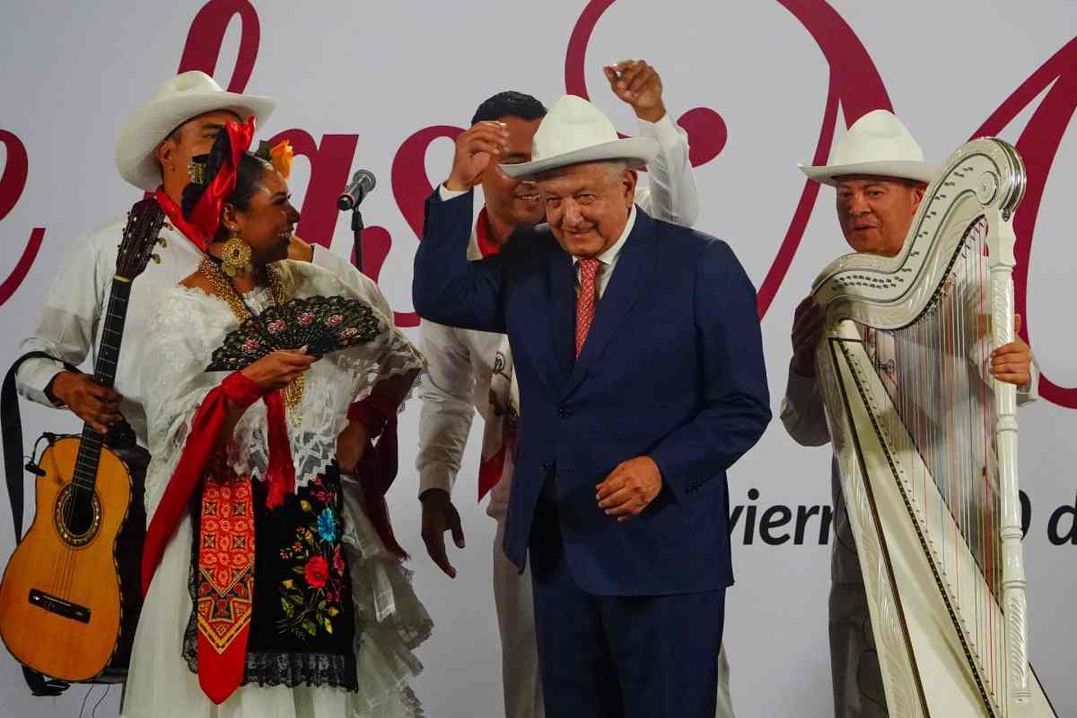 AMLO con la agrupación de son jarocho durante el homenaje por el Día de las Madres en Palacio Nacional. Foto: Cuartoscuro