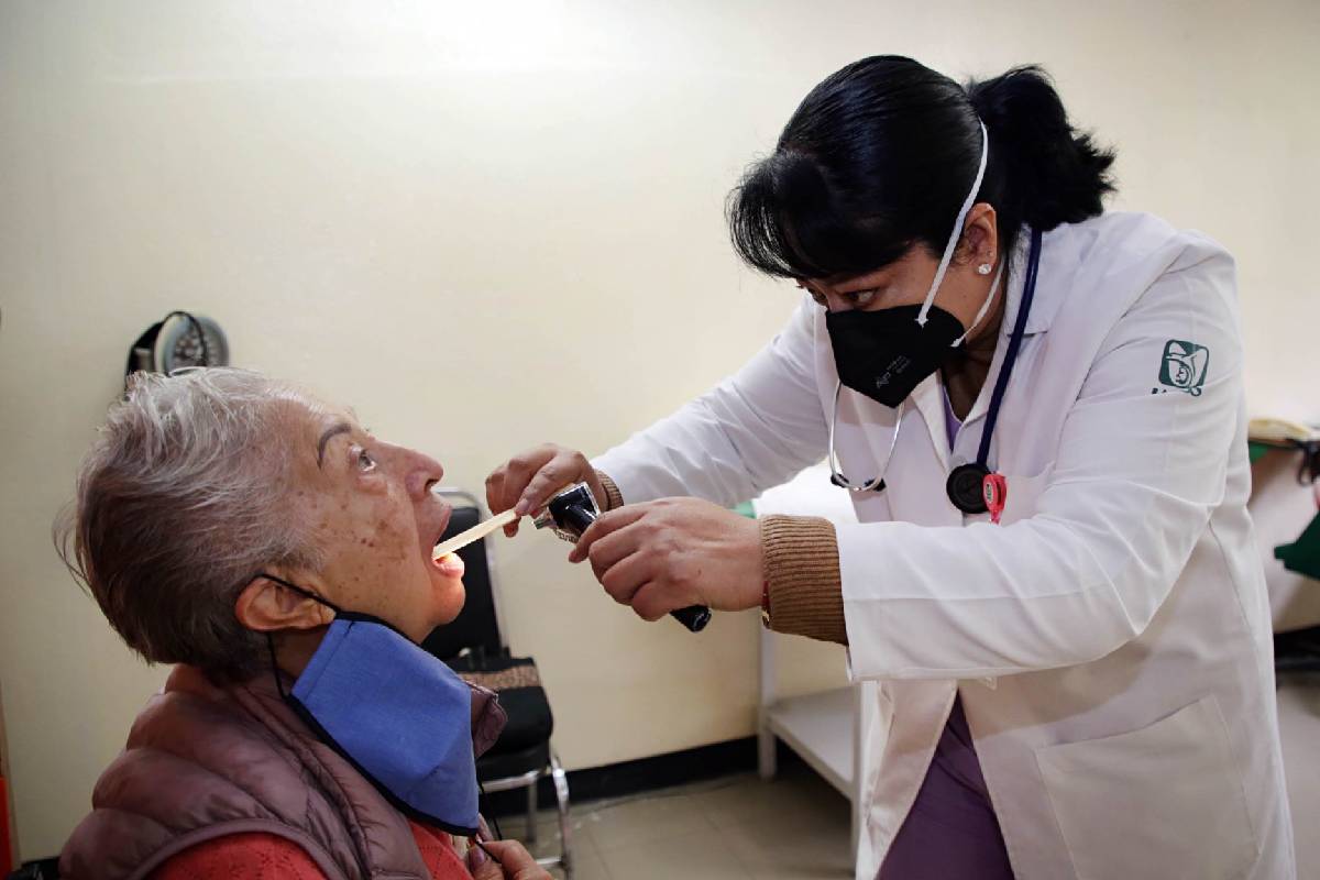 Mujer recibiendo servicios de salud en el IMSS