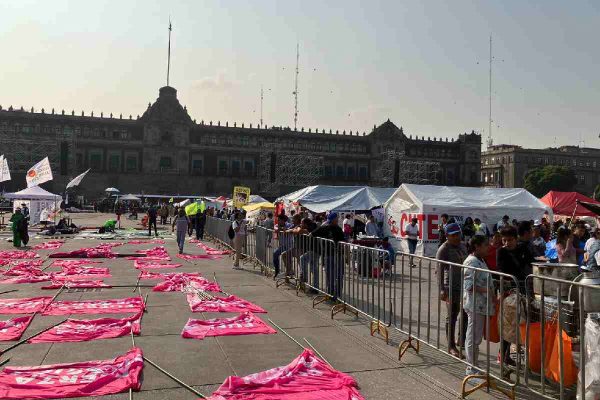 Campamento de la CNTE en el Zócalo previo al cierre de campaña de Sheinbaum.