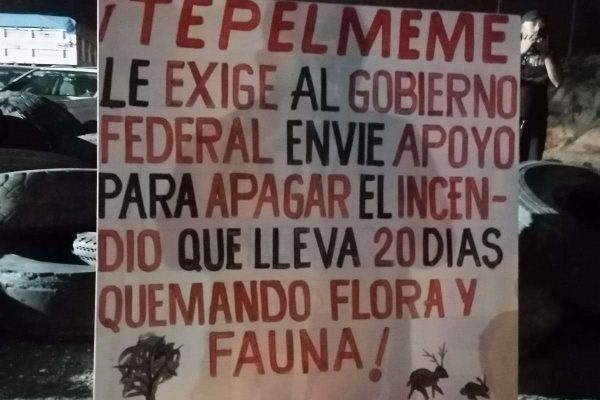 bloqueo de habitantes de tepelmeme, oaxaca, en exigencia de acciones para controlar el incendio en la Reserva de la Biósfera Tehuacán-Cuicatlán