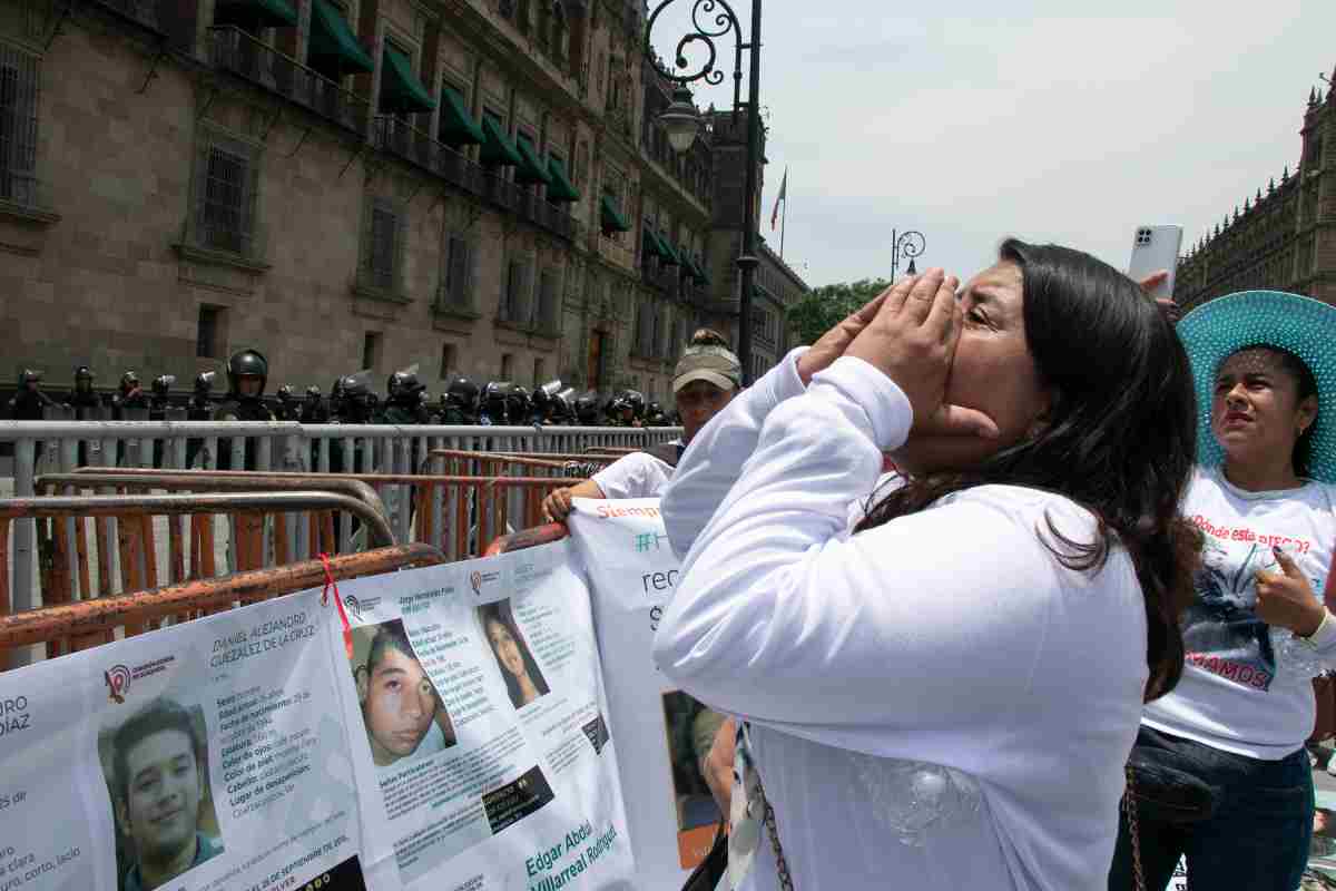 Madres buscadoras protestan en el Zócalo.