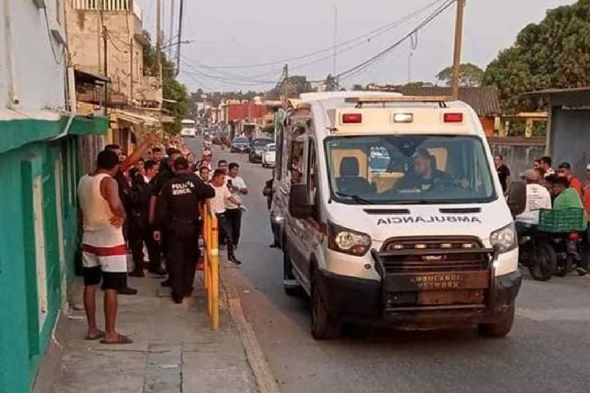 ambulancia en la zona donde fue atacado a tiros el niño dante emiliano en paraíso, tabasco