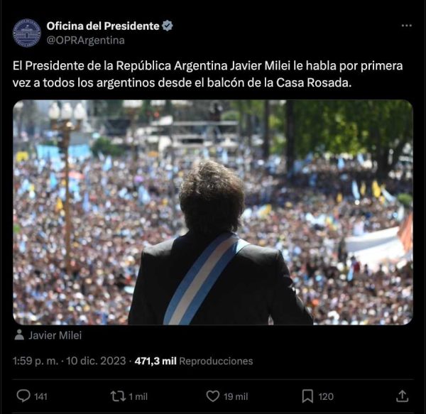 ¿Esta pancarta muestra grosería a Javier Milei? Falso, la imagen fue manipulada