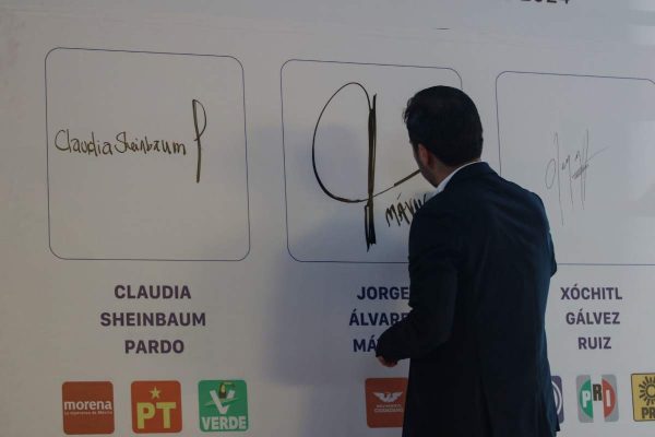 Jorge Álvarez Máynez firma Pacto por la Primera Infancia, en CDMX, el 22 de abril de 2024. Foto: Cuartoscuro 