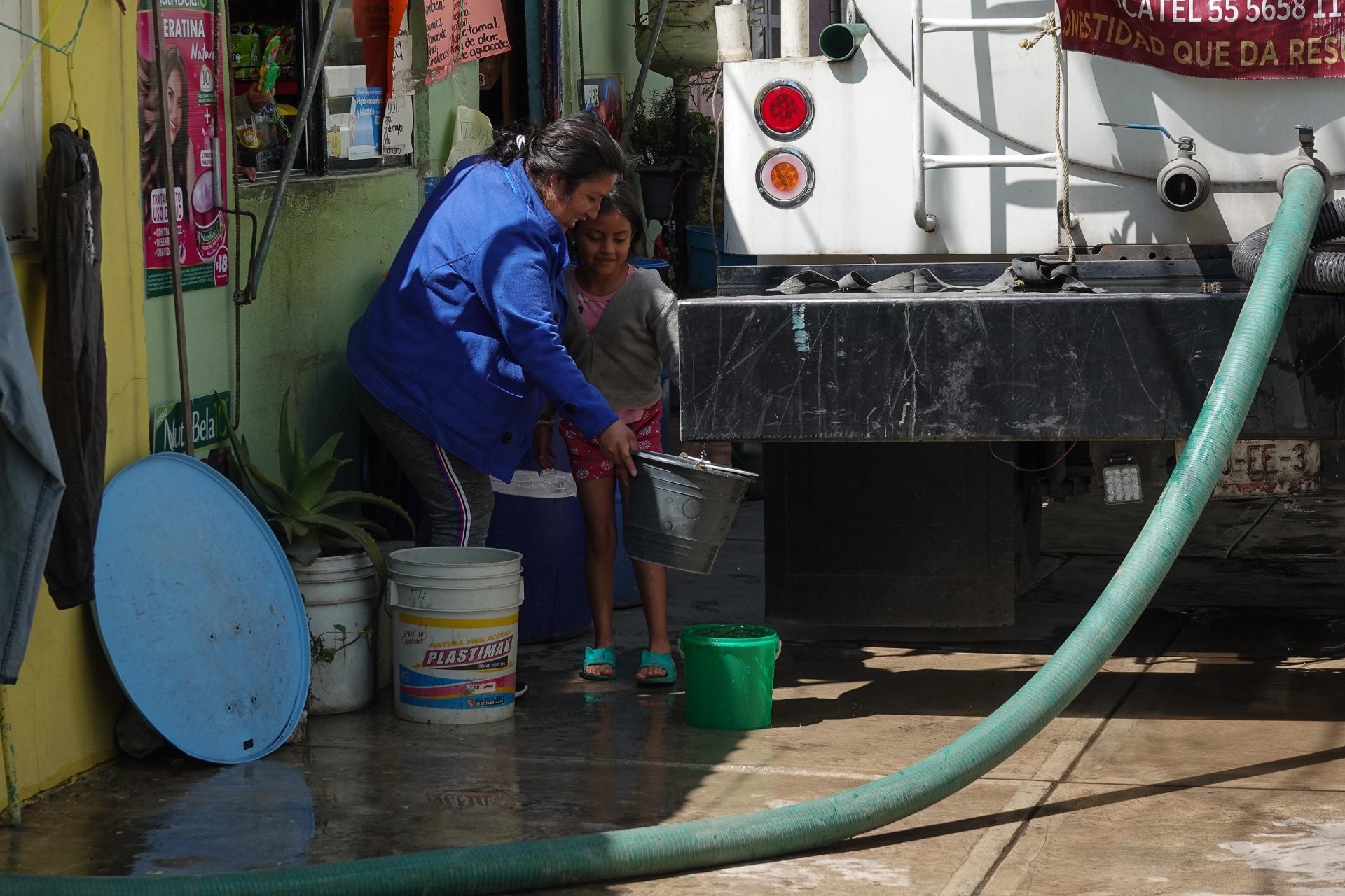 Suministro de agua con pipas en la alcaldía Iztapalapa, en CDMX. Foto: Cuartoscuro
