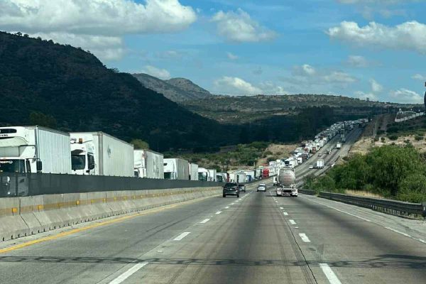 vehículos varados en el arco norte debido al bloqueo de ejidatarios