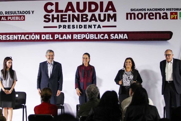 Claudia sheinbaum con el equipo que elaboró su plan de gobierno, entre ellos el doctor David Kershenobich Stalnikowitz