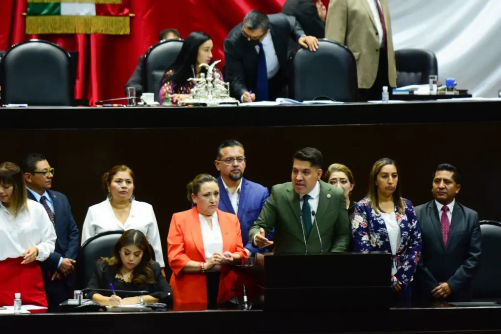Ebrard dejará su escaño en el Senado a integrante de La Luz del Mundo (2)