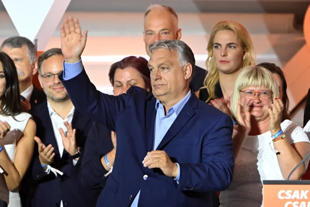 El primer ministro húngaro, Viktor Orban, gesticula junto a miembros del partido Fidesz durante las elecciones a la UE, en el edificio Balna de Budapest el 9 de junio de 2024. El partido Fidesz del primer ministro húngaro, Viktor Orban, perdió terreno en las elecciones a la UE, según los resultados parciales del 9 de mayo de 2024, en lo que podría ser su peor resultado en sus 14 años de gobierno.