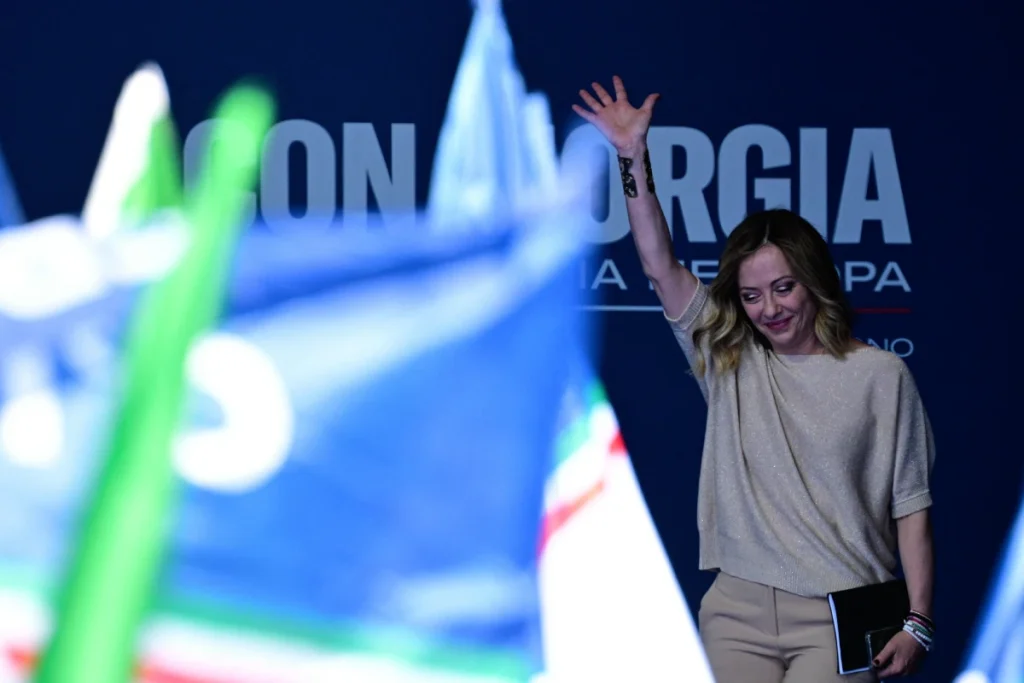 La primera ministra italiana, Giorgia Meloni, sonríe en el escenario durante el mitin de campaña del partido de extrema derecha Fratelli d'Italia (Hermanos de Italia) antes de las Elecciones Europeas, el 28 de abril de 2024 en Pescara. El partido ultraderechista de la ministra Giorgia Meloni obtuvo una victoria decisiva en las elecciones europeas en Italia, al conseguir al menos el 27 por ciento de los escaños.