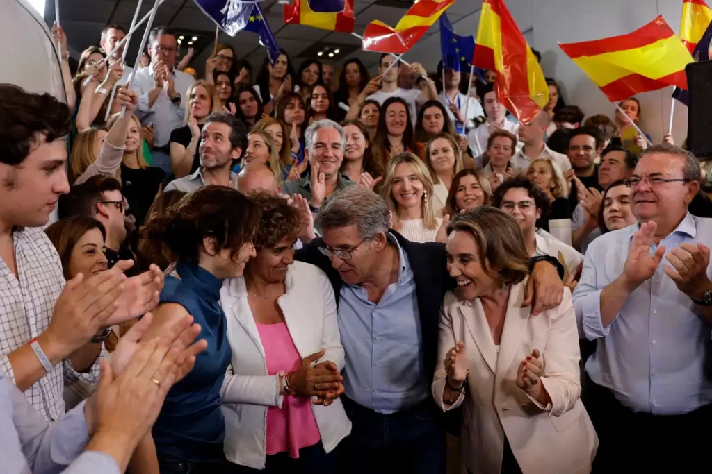La presidenta de la Comunidad de Madrid, Isabel Díaz Ayuso, la candidata del Partido Popular a las elecciones europeas, Dolors Montserrat, el líder del PP, Alberto Núñez Feijoo, y la secretaria general del PP, Cuca Gamarra, posan para las fotos durante una rueda de prensa tras los resultados de las elecciones al Parlamento Europeo, en Madrid, el 9 de junio de 2024. El derechista Partido Popular (PP) español ha ganado hoy las elecciones al Parlamento Europeo, imponiéndose a los socialistas del presidente Pedro Sánchez, según los resultados oficiales. Con casi todas las papeletas escrutadas, la oposición del PP obtuvo 22 escaños con el 34,2 por ciento de los votos, por delante del Partido Socialista, que se aseguró 20 escaños tras obtener el 30,2 por ciento. El partido de extrema derecha Vox quedó en tercer lugar, asegurándose seis escaños, o el 9,6 por ciento de los votos, frente a los cuatro escaños de 2019.