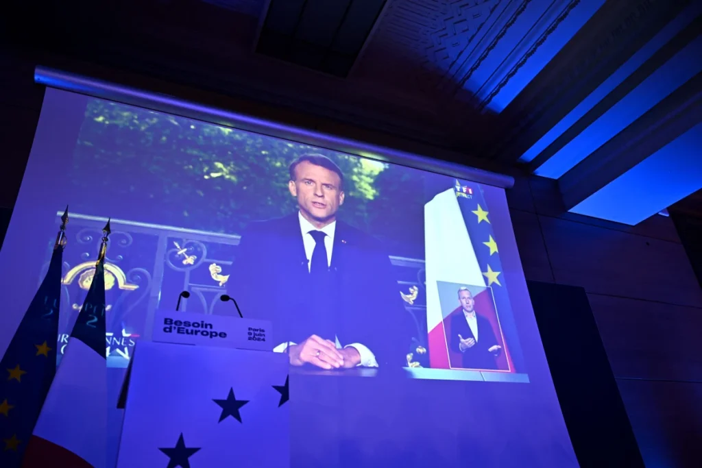 Una pantalla emite un discurso a la nación del presidente de Francia, Emmanuel Macron, durante el cual anuncia que disuelve la Asamblea Nacional, cámara baja del Parlamento francés, y convoca nuevas elecciones generales el 30 de junio, durante una reunión nocturna de los partidos gobernantes de centroderecha franceses Renacimiento, MoDem y Horizontes en el último día de las elecciones al Parlamento Europeo en la sede de la Maison de la Mutualite en París, el 9 de junio de 2024.