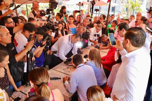 Lucía Meza, excandidata al gobierno de Morelos, siendo notificada por la Fiscalía Anticorrucpión de una denuncia en su contra