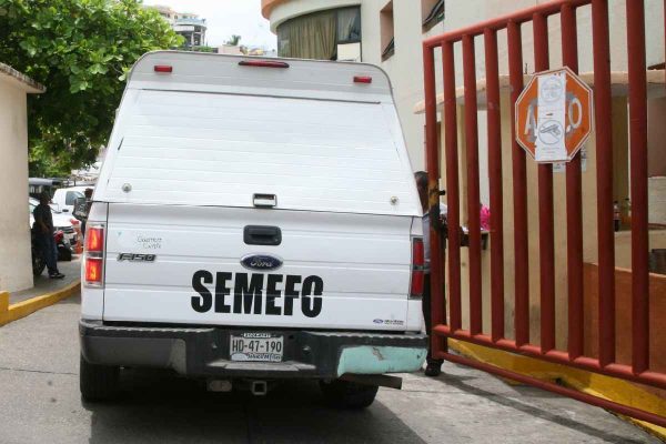 vehículo del semefo llegando al penal de las cruces en acapulco, guerrero, donde estaba preso un imputado por el homicidio del candidato de coyuca de benítez