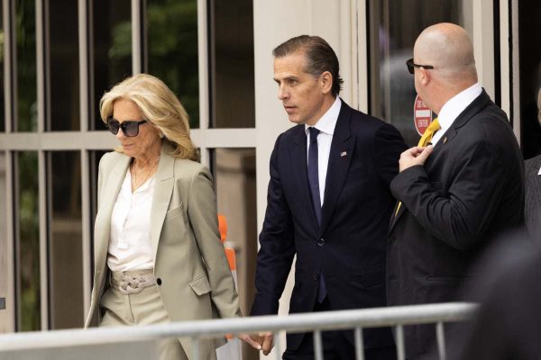Hunter Biden, hijo del presidente de estados unidos, y su madre Jill