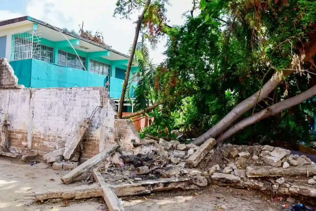 Documentan recuperación dispareja e incompleta de la educación en Acapulco tras Otis