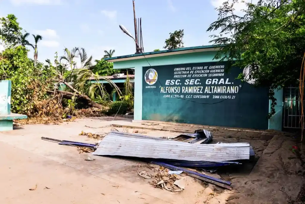 Documentan recuperación dispareja e incompleta de la educación en Acapulco tras Otis
