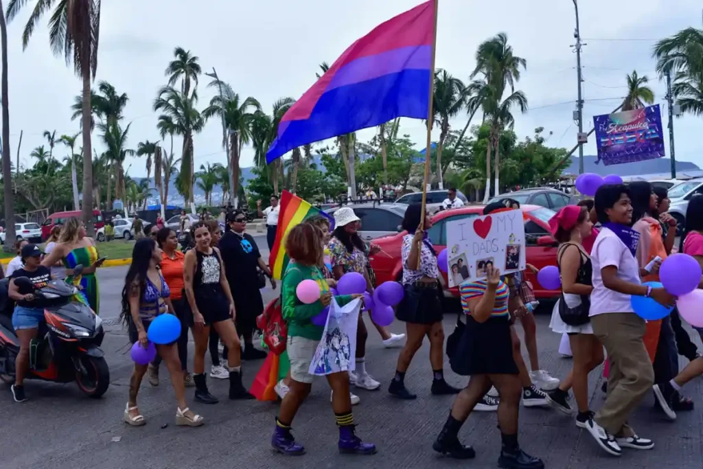 Jóvenes participaron en la marcha Lesbica Bisexual sobre avenida Costera de Acapulco