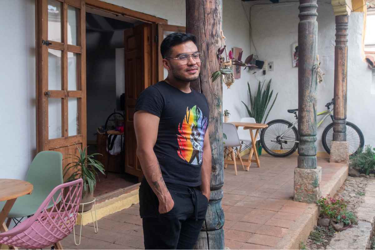 Gabriel Amores es fundador de la colectiva Diversidad-ES, que busca sensibilizar y construir espacios seguros y amorosos para la comunidad LGBTQ+.