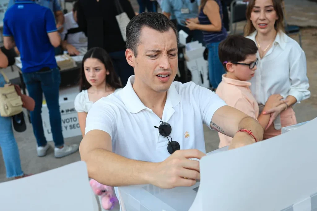 Luis Donaldo Colosio de Movimiento Ciudadano votando.