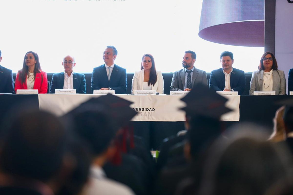 Gobernadora de Aguascalientes en evento de Nissan