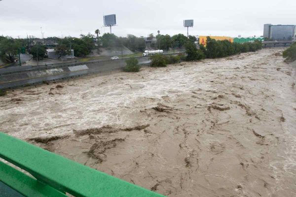 río santa catarina desbordado en nuevo león tras el paso de la depresión tropical alberto