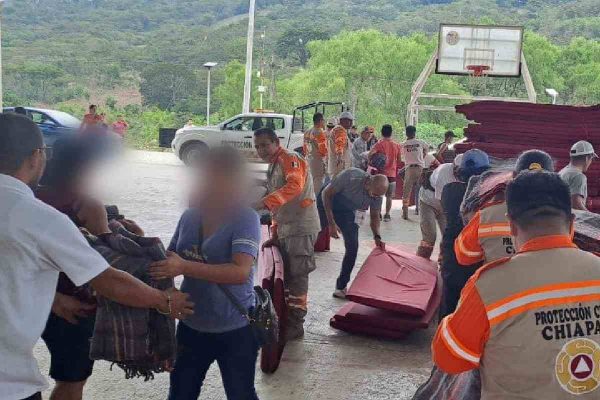 autoridades de protección civil en jornada de ayuda a los desplazados de tila, chiapas