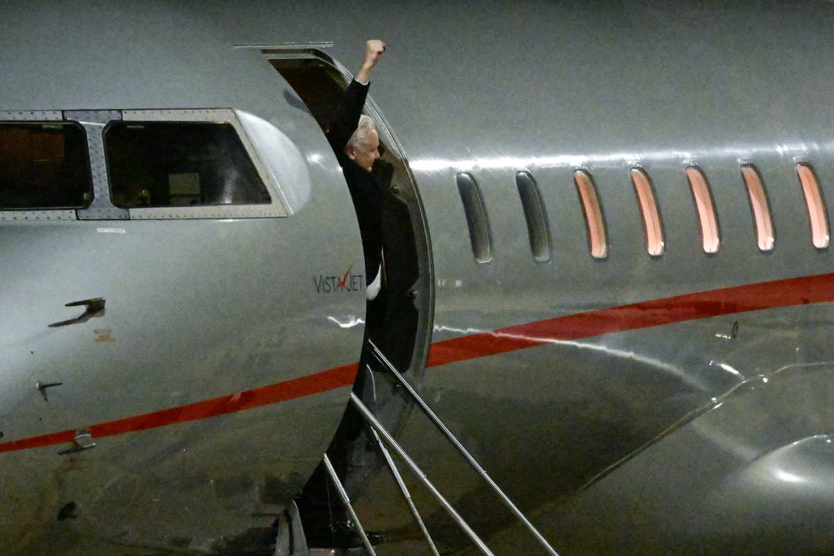 Julian Assange llegó a Canberra, la capital australiana, en un jet privado