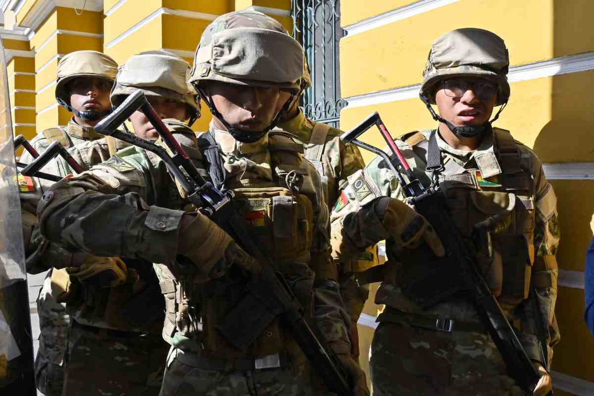 Militares frente a la sede de Gobierno en La Paz, Bolivia. Foto: AFP
