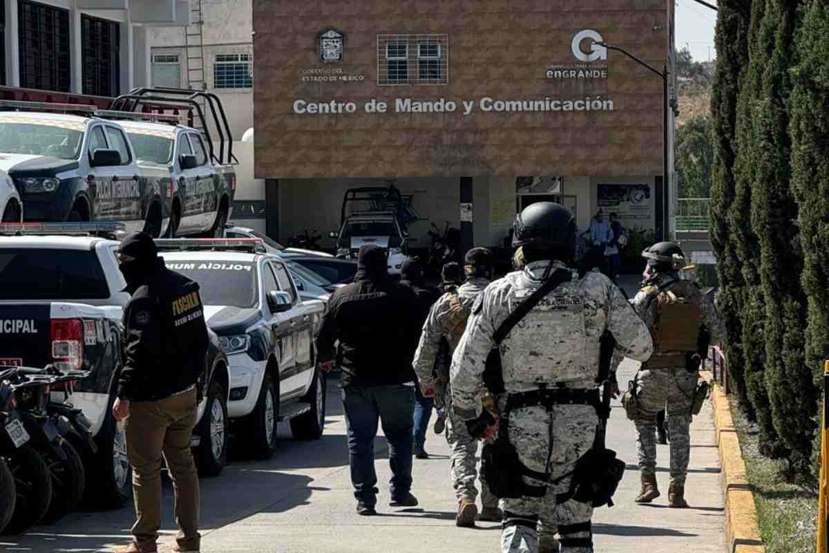 Detención de dos elementos en las instalaciones de la policía municipal de Nicolás Romero. Foto: Fiscalía Edomex