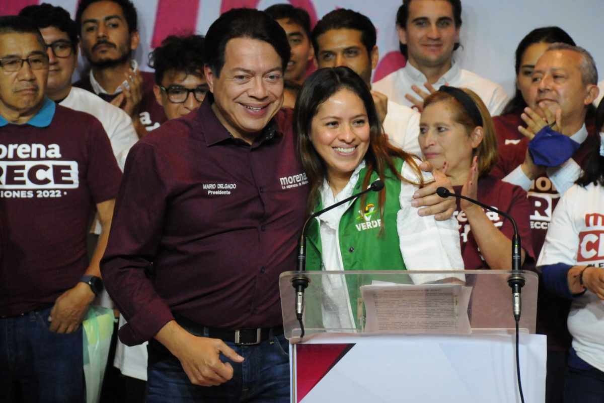 Karen Castrejón, presidenta del Partido Verde, con Mario Delgado, dirigente nacional de Morena. 