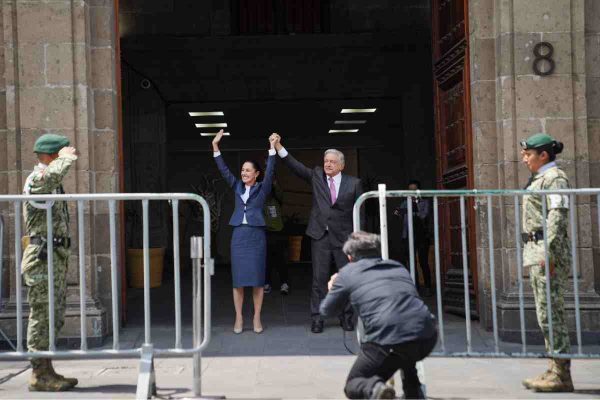 AMLO levanta la mano de Sheinbaum en señal de victora. 