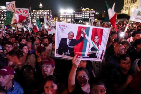 Simpatizantes de Claudia Sheinbaum se reúnen en el Zócalo de la CDMX