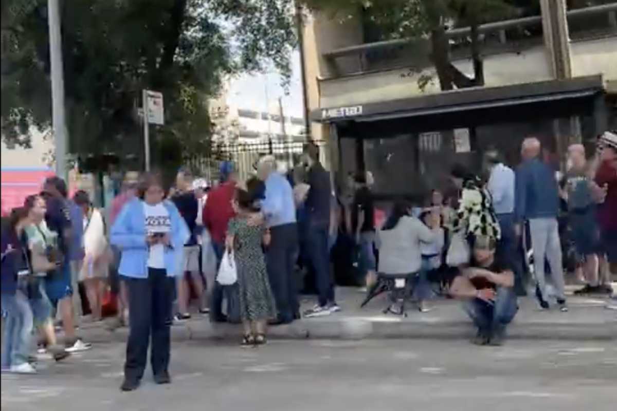 Fila para votar en la sede consular de México en Houston, Texas. Foto: Captura de pantalla