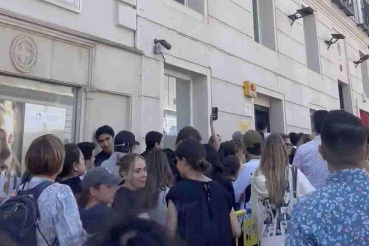 Personas formadas para votar en Madrid. Foto: Captura de pantalla.