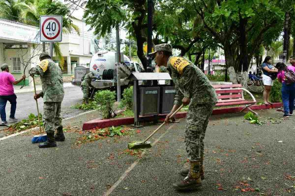 militares atienden afectaciones tras el paso del huracán beryl que se degradó a tormenta tropical