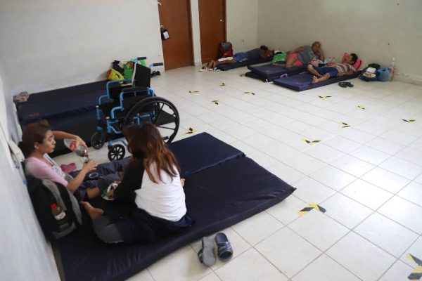 personas en refugiadas en albergues por el paso del huracán beryl