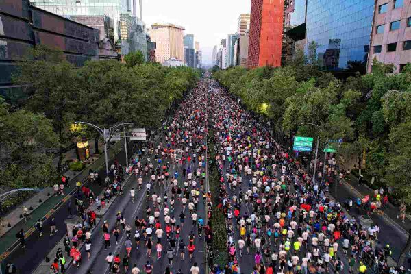 Corredores en Reforma durante el Medio Maratón de la Ciudad de México