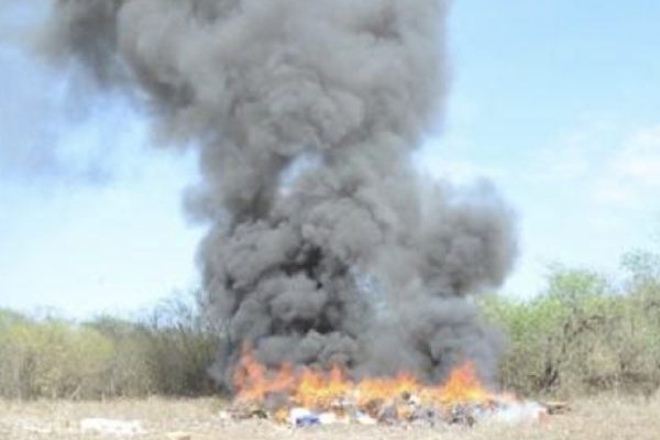 quema de drogas decomisdas en un laboratorio clandestino