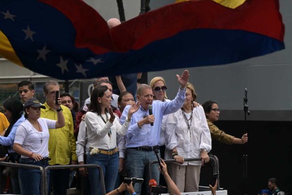Edmundo González Urrutia le habla a sus simpatizantes durante una manifestación